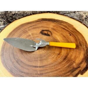 Vintage 1930's Butterscotch Handle Bakelite pie/cake server